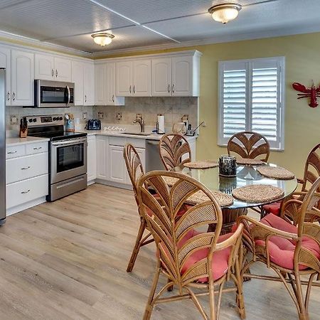 Beach Getaway Pool Condo Between The Island Marina And Beach Bradenton Beach Exteriör bild