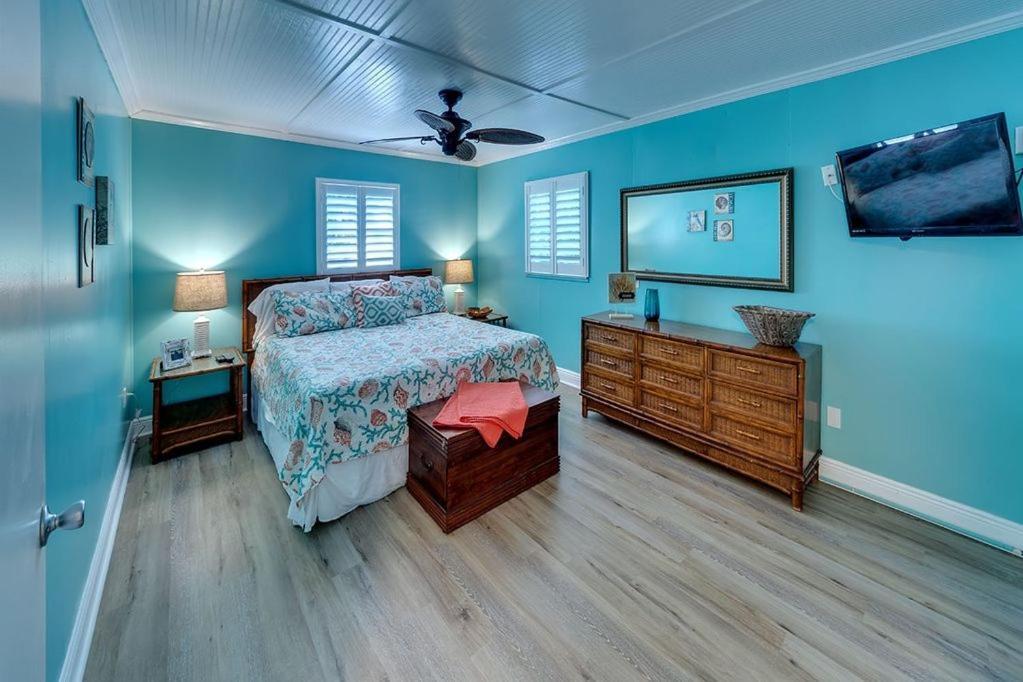 Beach Getaway Pool Condo Between The Island Marina And Beach Bradenton Beach Exteriör bild