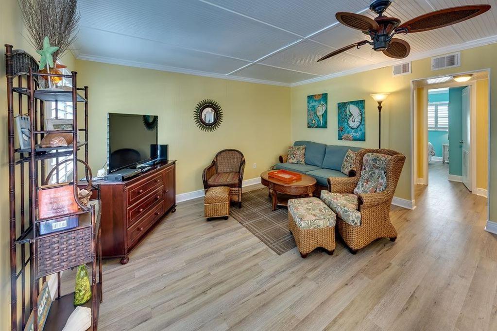Beach Getaway Pool Condo Between The Island Marina And Beach Bradenton Beach Exteriör bild