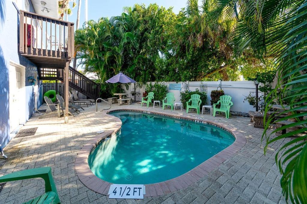 Beach Getaway Pool Condo Between The Island Marina And Beach Bradenton Beach Exteriör bild