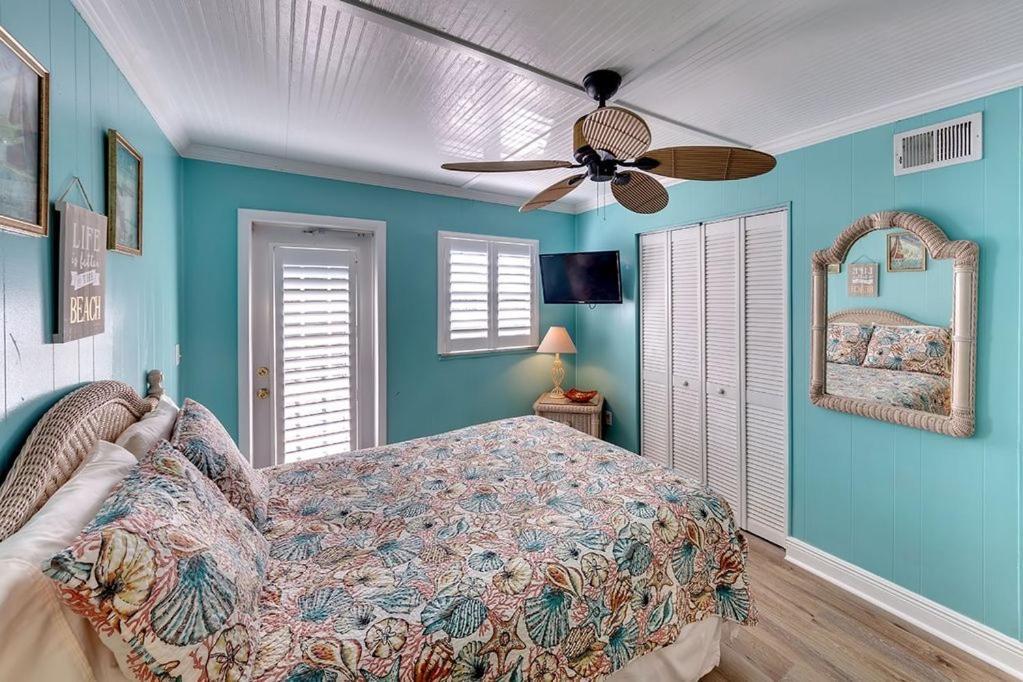 Beach Getaway Pool Condo Between The Island Marina And Beach Bradenton Beach Exteriör bild