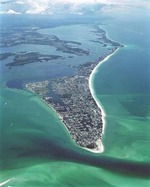 Beach Getaway Pool Condo Between The Island Marina And Beach Bradenton Beach Exteriör bild